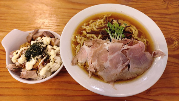 「煮干し醤油ラーメン(大盛・1220円)」@福島屋 秋葉原店の写真