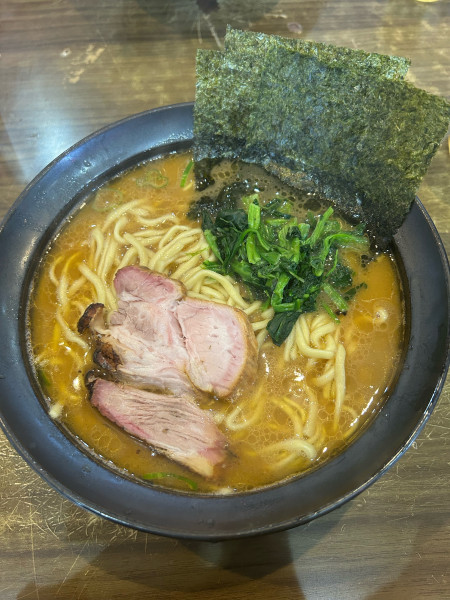 「ラーメン(900円)硬め･濃いめ 中盛り(100円)」@横浜家系らーめん 天王家 寒川総本店の写真