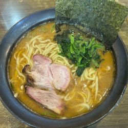 ラーメン(900円)硬め･濃いめ 中盛り(100円)