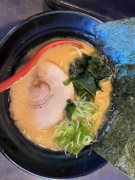 「とんこつラーメン900円」@旗っさし家 吉田店の写真