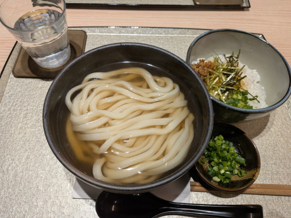 「かけうどん600円＋玉子かけご飯400円」@おうどん ひろ輝の写真