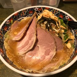 ネギチャーシュー麺（1,400円）揚げニンニク（サービス）