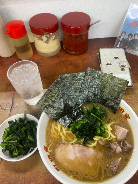 「ラーメンほうれん草増し、硬め濃いめ」@横浜ラーメン 町田家 小田急相模原店の写真