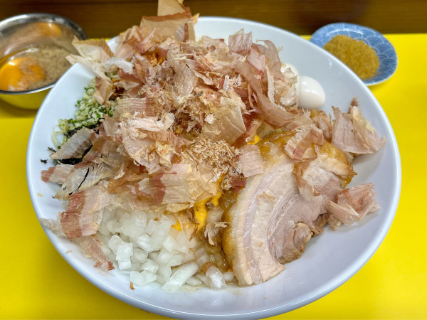 「まぜそば 小+スープ割り+スライスチーズ+スキヤキ玉子」@豚が1番⭐︎脂が2番の写真