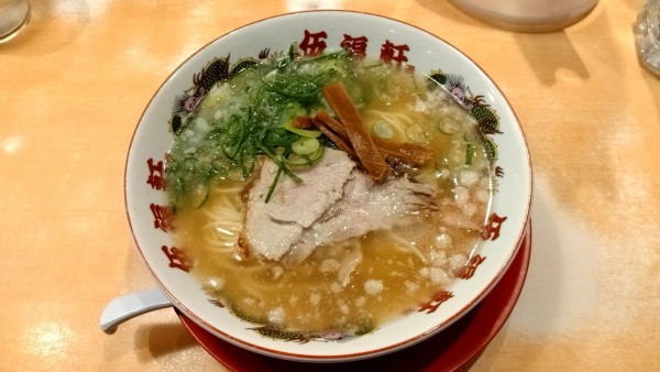 「ラーメン（背脂白醤油ラーメン）_790円」@伍福軒 新宿西口店の写真