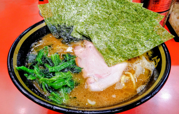 「ラーメン(味濃いめ･麺硬め)+海苔」@横濱家系ラーメン 六代目野中家の写真