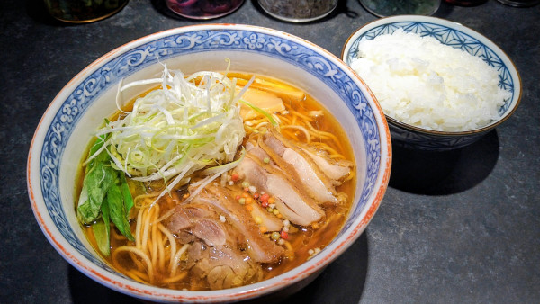 「笠岡ラーメン+ライス(生卵サービス付)」@笠岡ラーメン 一元堂 神保町店の写真