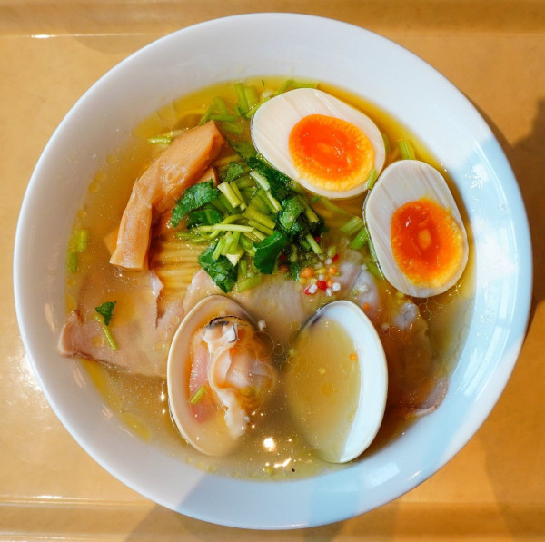 「名物 大はまぐり塩らぁめん＋味玉」@POPUPラーメン 東京ミッドタウン八重洲店の写真