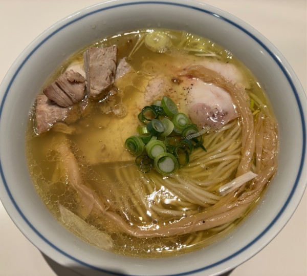 「地鶏塩ラーメン+コマ切れチャーシュー」@ロックンスリーの写真