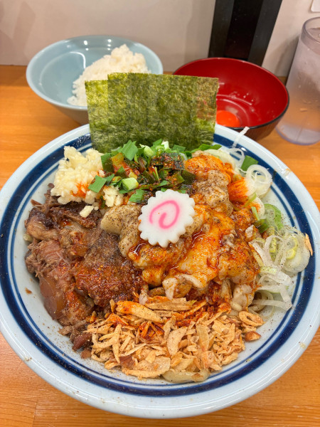 「辛痺背脂まぜそば」@らーめん 護什番の写真