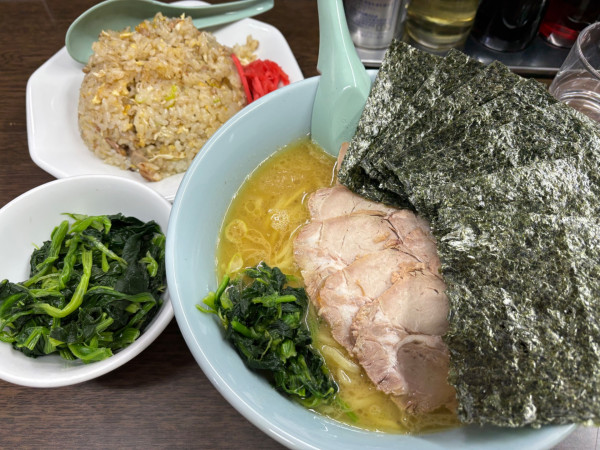 「チャーシュー麺 +海苔 +ほうれん草 +チャーハン」@とんぱた亭 片倉町店の写真