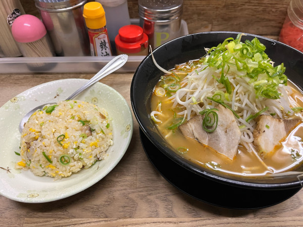 「激辛もやしスタミナラーメン(+ミニチャーハン)」@中華そば 七福の写真