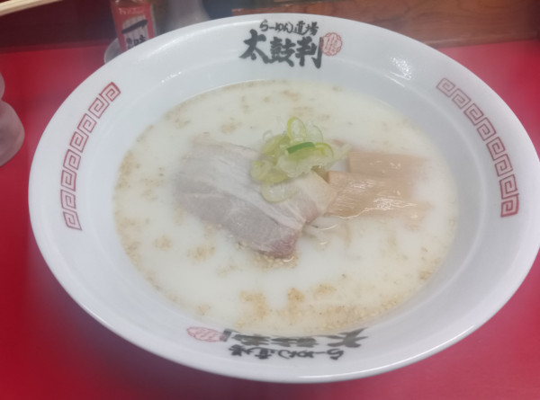 「牛骨塩ラーメン」@らーめん道場 太鼓判 鳥取駅前サンロード店の写真