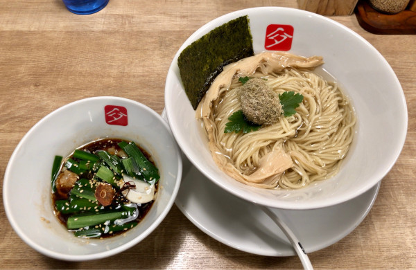 「にんにくホルモンつけそば1600円」@KITCHEN TAKANOの写真