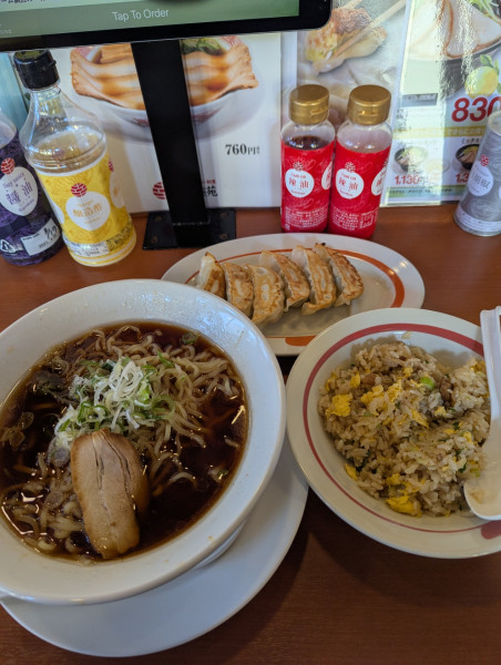 「【限定】郡山ブラック大盛(素ラーメン餃子セット)+チャーハン」@幸楽苑 川崎宿河原店の写真