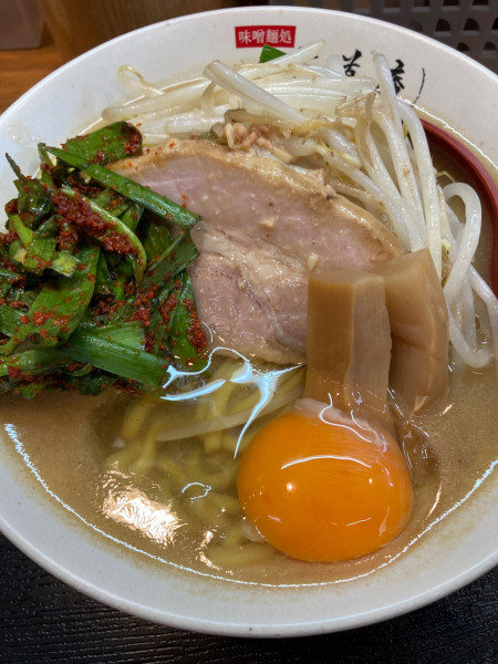 「味噌ラーメン、辛ニラ、生卵」@味噌麺処 花道庵の写真