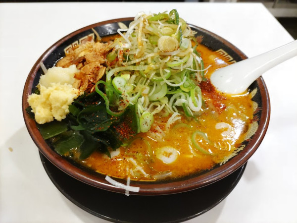 「激辛味噌らーめん（麺小盛り、+ネギ（トッピングサービス）」@北海道らーめん みそ熊 新橋店の写真