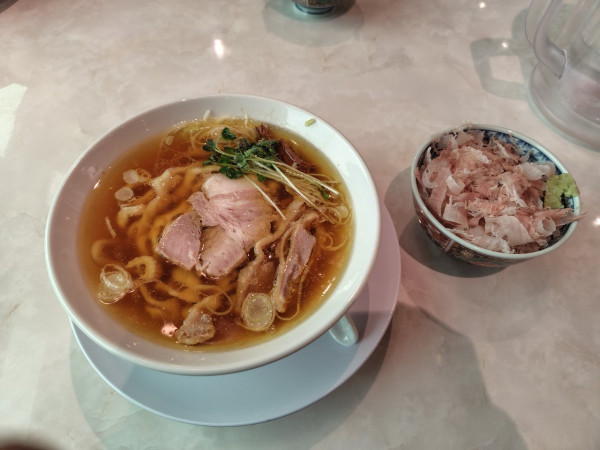 「親鶏中華そば＋わさびご飯」@手打 親鶏中華そば 綾川 練馬三原台店の写真