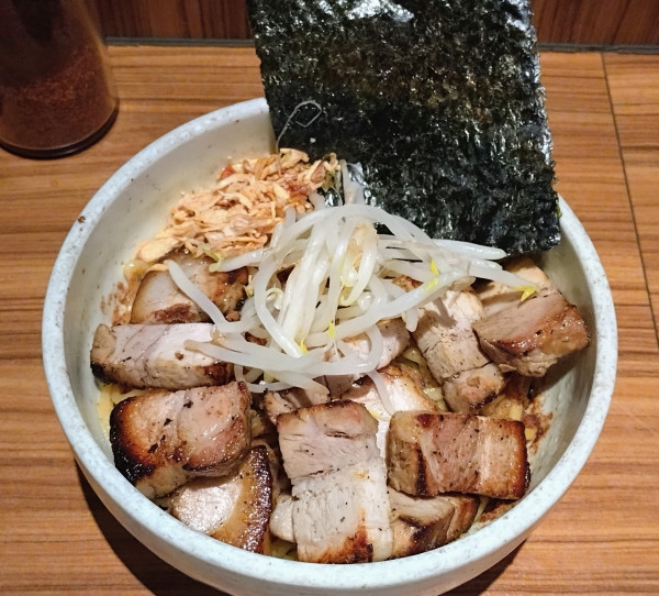 「汁なし(中)￥700＋ チャーシュー増し￥250＝￥950」@汁なし破顔の写真