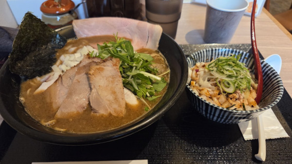 「濃厚煮干しそば(標準)1100円+チャーシュー丼(小)400円」@らーめん 桔梗と空 千住寿町店の写真