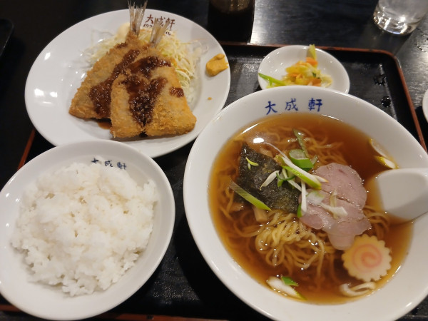 「アジフライとラーメン・半ライスセット 880円」@中華料理 大成軒の写真