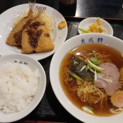 アジフライとラーメン・半ライスセット 880円