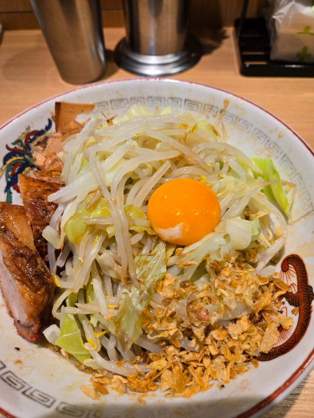 「汁なし(カラメ、アレ)+辛ニラ」@ラーメン豚山 東京ラーメン横丁店の写真