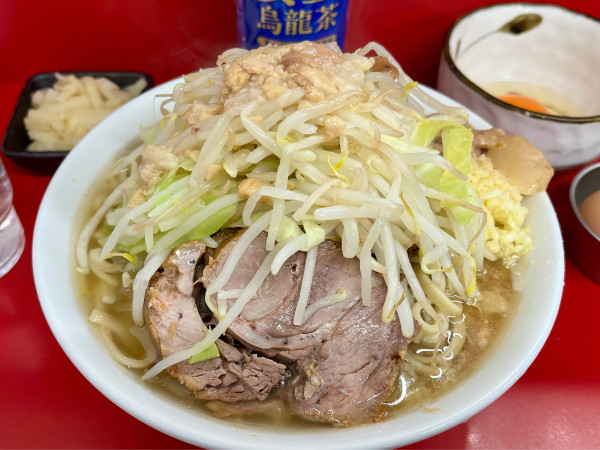 「小 ラーメン+プレミアム生卵+塩蔵千切生姜」@ラーメン二郎 神田神保町店の写真