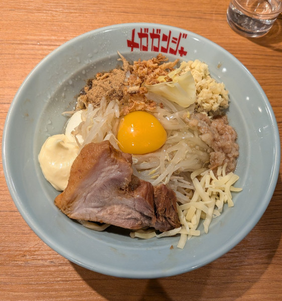 「まぜそば（麺少なめ、1050円）」@メガガンジャ JR川越駅店の写真