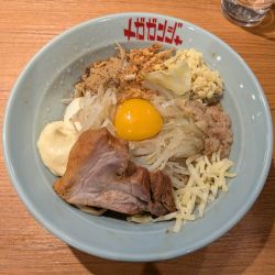 まぜそば（麺少なめ、1050円）