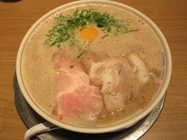 「月見ラーメン（980円）」@三代目 博多 だるま アクアシティお台場店の写真