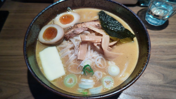 「味噌玉子ラーメン＋バター」@北海道らーめん 楓 平和島店の写真