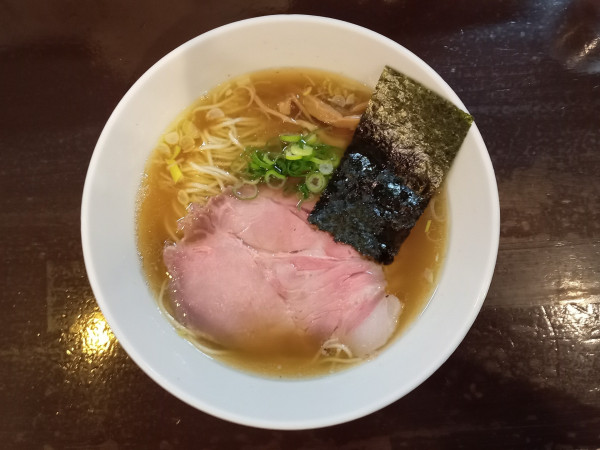 「淡口醤油らーめん」@町田汁場 しおらーめん進化 町田駅前店の写真