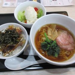 ミニ中華麺ミニ丼セット（９７９円）