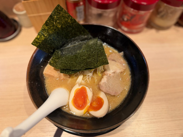 「濃度豚骨醤油ラーメン 980円」@日比谷とんこつ座の写真