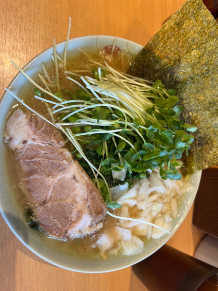 「ラーメン1,000円＋玉ねぎ120円＋カイワレ70円」@家系ラーメン 貫徹家の写真