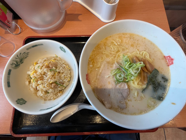 「とんこつラーメン＋麺の大盛り＋半チャーハンセット」@日高屋 岩槻インター店の写真