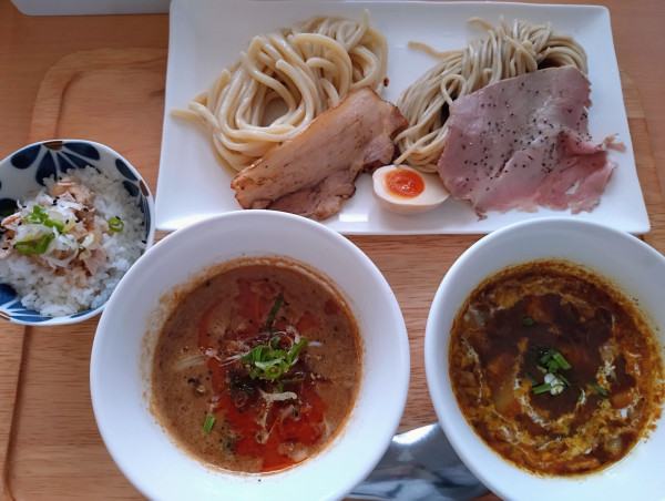 「2☓2つけ麺（和風カレーつけ汁&担々つけ汁）￥1400」@FREEATの写真