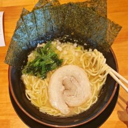 醤油ラーメン（880円）海苔（150円）