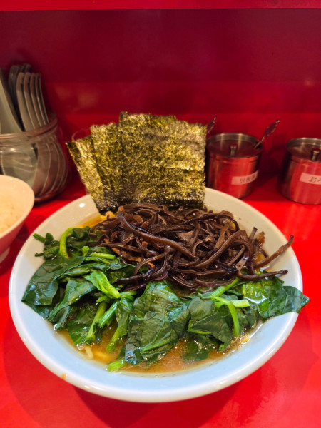 「ラーメン並・キクラゲ＋ホウレン草」@横浜家系ラーメン 黄金家の写真