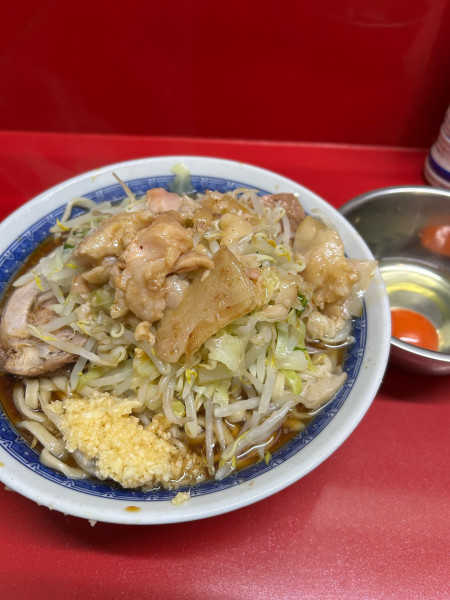 「小ラーメン　1,050円　生卵　100円」@ラーメン二郎 越谷店の写真
