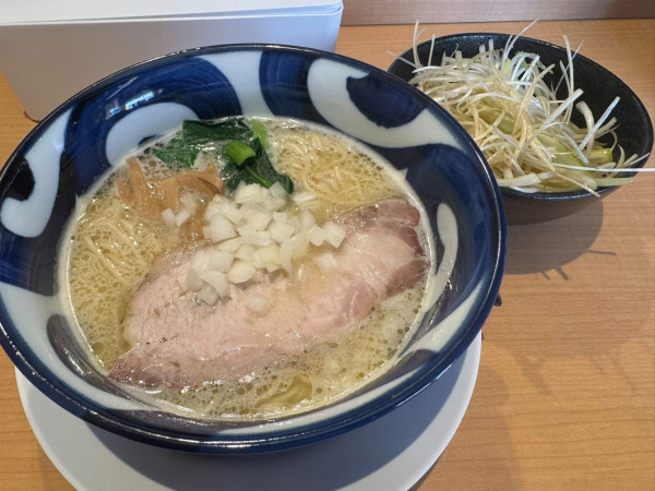 「濃厚鶏白湯らぁ麺（塩）＋白髪ねぎ」@麺酒処 龍さん。の写真