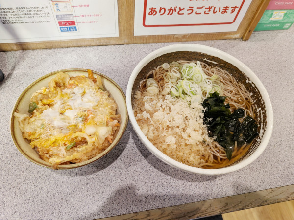 「かき揚げとじ丼セット（800円）」@甲斐そばの写真