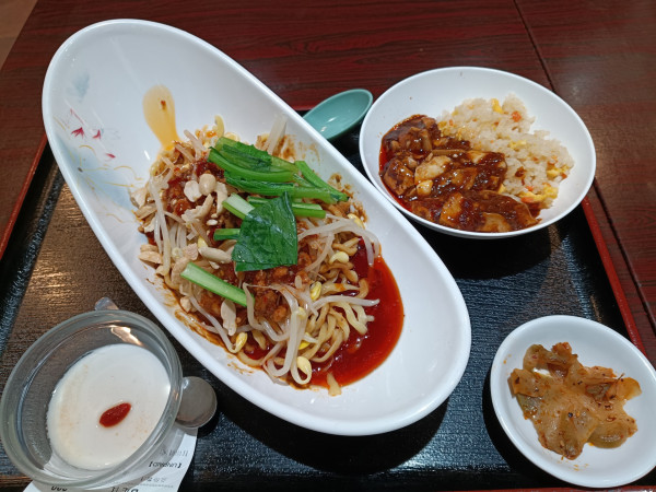 「汁なしタンタンメ麺+ミニ麻婆丼　　　900円」@香港料理居酒屋 味仙 虎ノ門店の写真