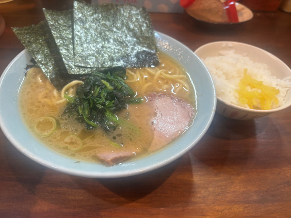 「ラーメンかため　ライス」@洞くつ家の写真