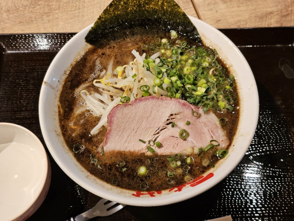 「黒とんこつらーめん　500円（通常930円）」@なんつッ亭 ELM五所川原店の写真