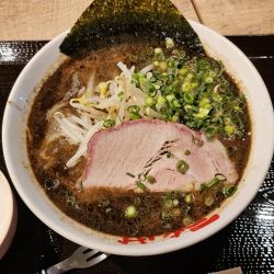 黒とんこつらーめん　500円（通常930円）