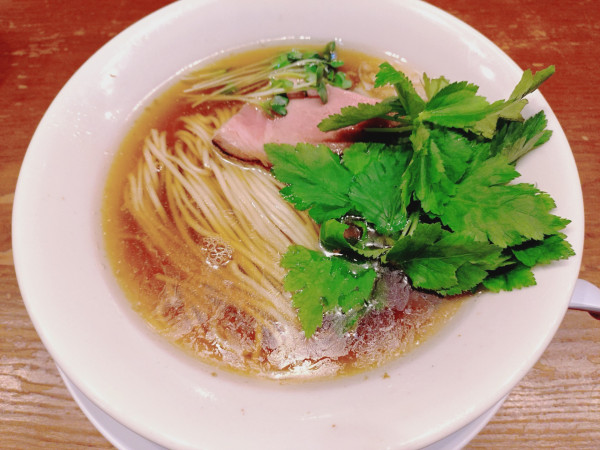 「朝ラーメン（醤油）＋三つ葉トッピング（１８０円）＝６８０円」@麺や百日紅の写真