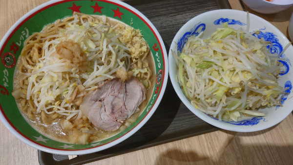 「ラーメン倍盛り ヤサイトリプル ショウガダブル 脂増し ¥1,0」@ジャンクガレッジ イオンモール川口前川店の写真