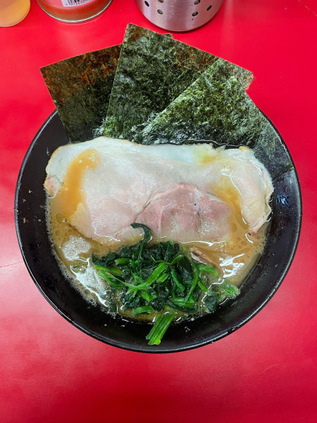 「ラーメン(900円)」@家系ラーメン王道家直伝 との丸家 松飛台店の写真